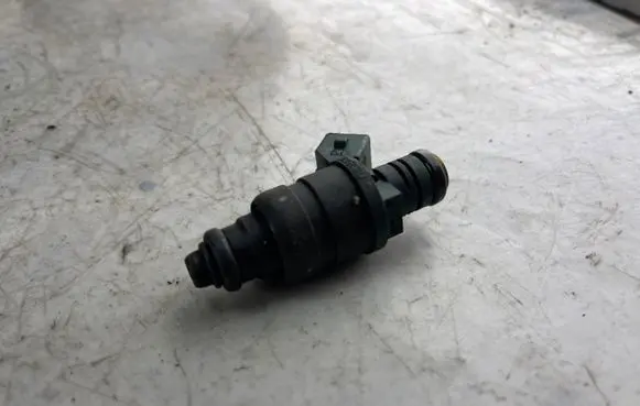Volkswagen Golf IV Fuel injector 037906031aa