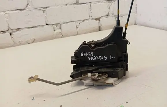 Mitsubishi Grandis Rear door lock