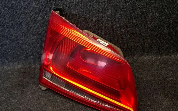 Tailgate rear/tail lights