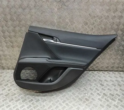 Toyota Camry VIII XV70 Rear door card panel trim 67775X1410