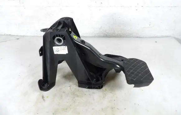 Accelerator throttle pedal