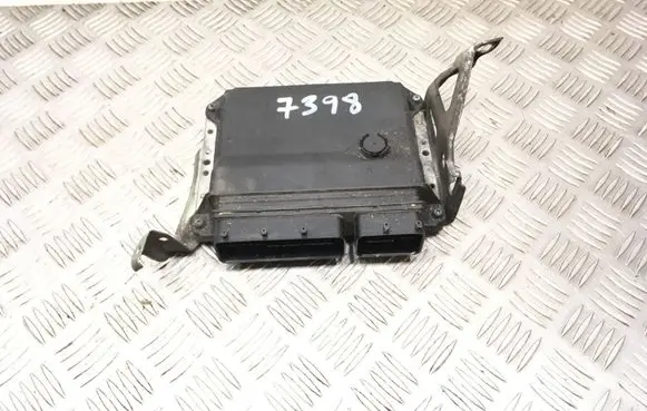 Toyota Avensis T270 Engine control unit/module 8966105D22 MB275901921