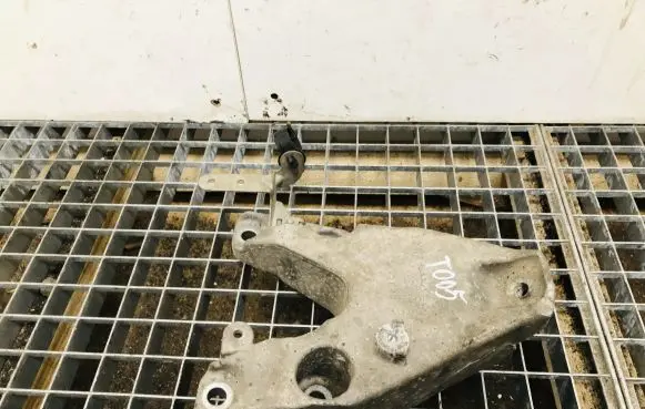 BMW 2 F22 F23 Engine mounting bracket 73681310