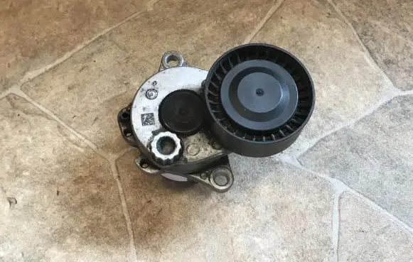 Mercedes-Benz E W212 Alternator belt tensioner 512001770