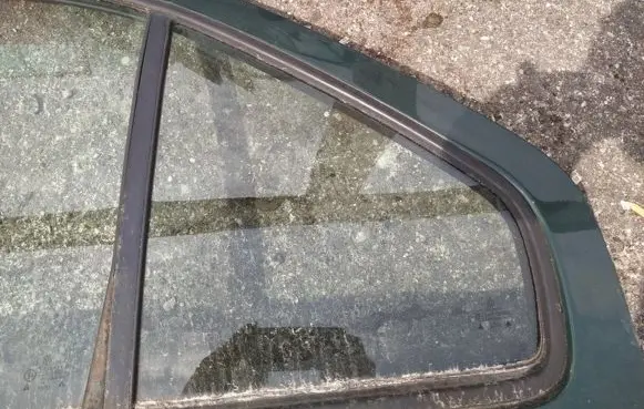 Opel Zafira B Rear vent window glass 