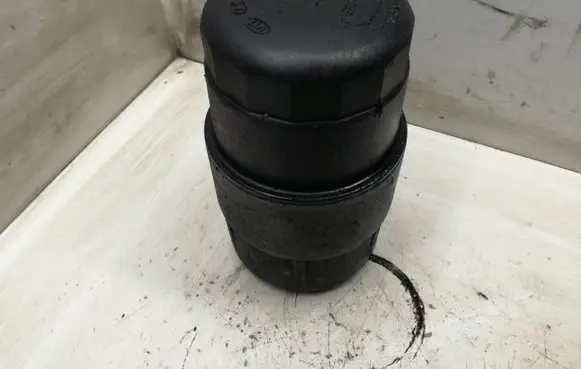 Hyundai Santa Fe Oil filter mounting bracket
