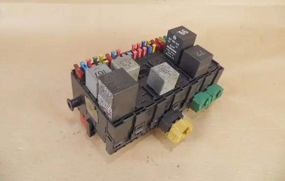 Volkswagen Golf III Fuse box set 357937039
