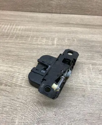 Volkswagen PASSAT B5 Tailgate/trunk/boot lock/catch/latch 3B9827505E