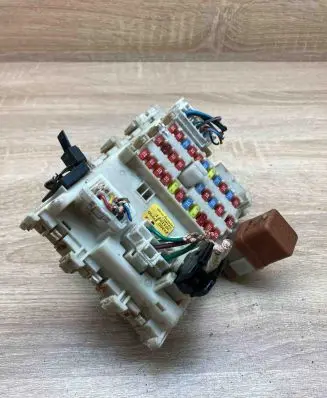 Nissan Primera Fuse module 24350AV700 0211031