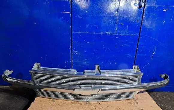 Chevrolet Tahoe Front bumper upper radiator grill FRONTUPPERGRILL