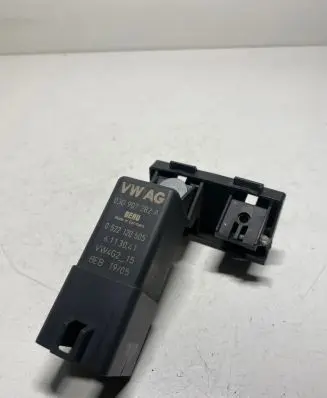 Volkswagen Touran I Glow plug pre-heat relay 03G907282A 0522120505 6113041