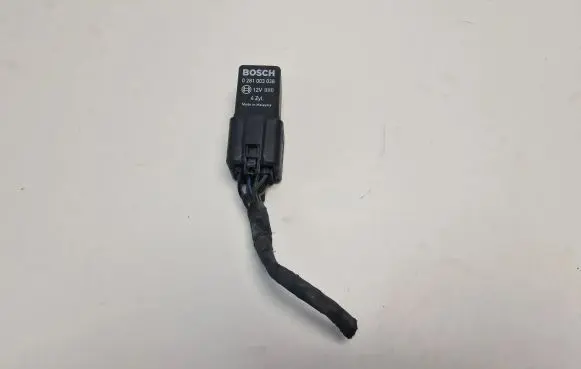 Volkswagen PASSAT B6 Glow plug pre-heat relay 038907281D