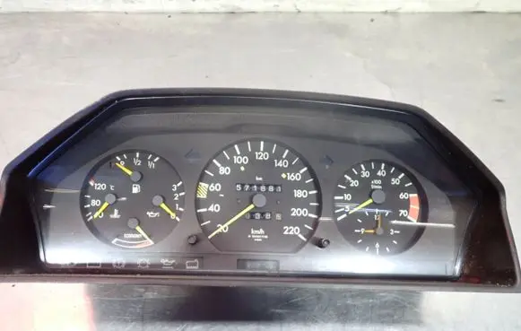 Mercedes-Benz E W124 Speedometer (instrument cluster) 87001221