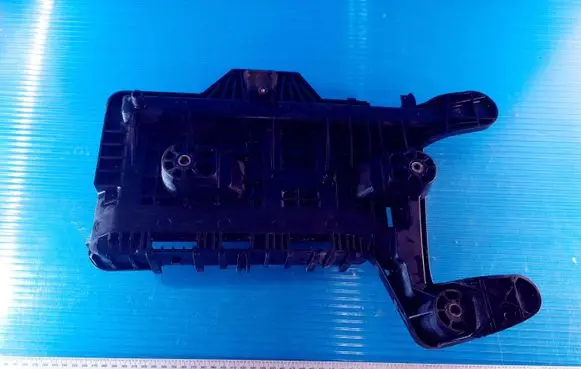 Volkswagen Golf VI Battery tray 1K0915333