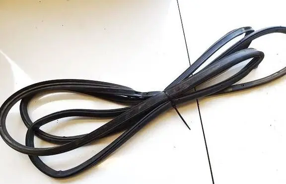 Honda FR-V Rubber seal front coupe door