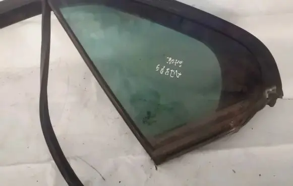 Volkswagen Jetta V Rear vent window glass 