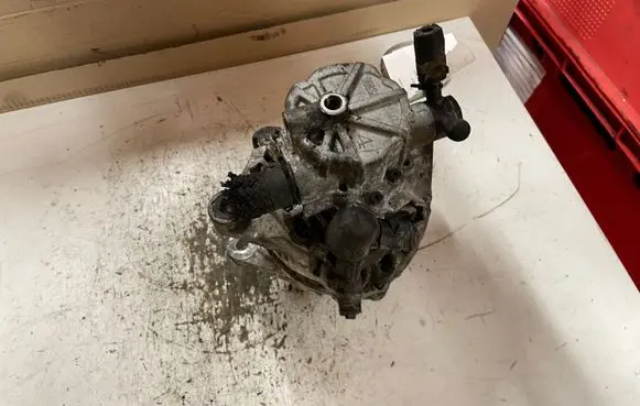 KIA Sorento Generator/alternator 373004A112