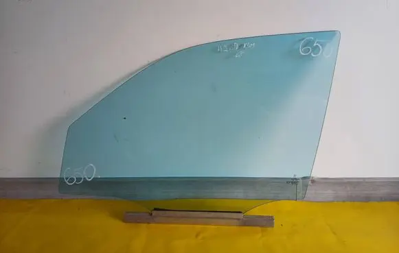 Mercedes-Benz E W210 Front door window glass four-door