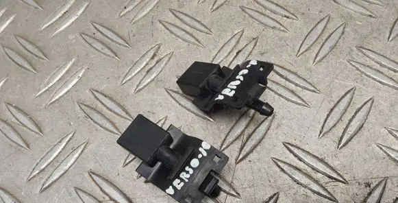 Windshield washer spray nozzle