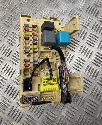 Toyota Avensis T250 Fuse module 82641CA020F 4120554920 05032412072601