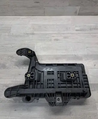 Volkswagen Jetta VI Battery tray 1KM915333