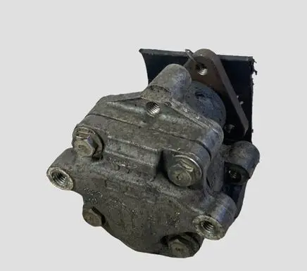 Volkswagen PASSAT B5.5 Power steering pump 8D01451770