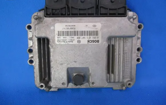 Renault Megane II Engine control unit/module 0281013907 8200705747 8200705748