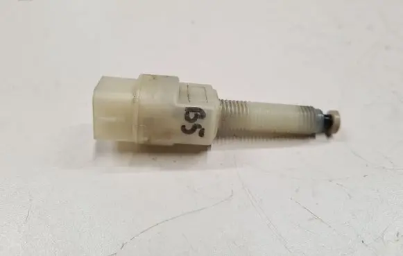 Volkswagen PASSAT B5 Brake pedal sensor switch 4A0945515A
