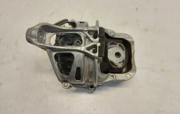 Engine mount vacuum valve