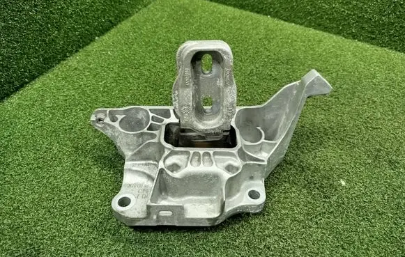 Peugeot 2008 II Engine mount bracket 9824312980 4A109760 4A109640
