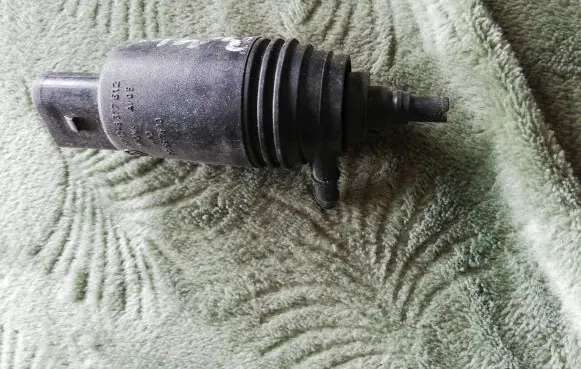BMW 3 E46 Windscreen/windshield washer pump 8377612