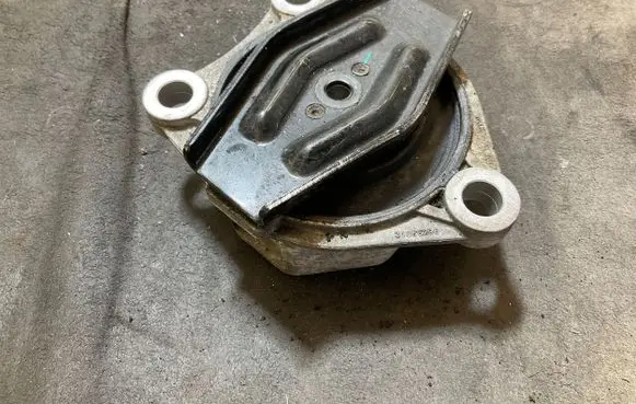 Volvo XC40 Engine mount bracket 31686296