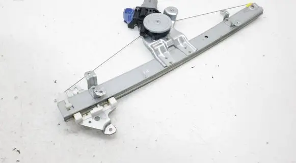 Nissan Leaf II (ZE1) Front door window regulator with motor 