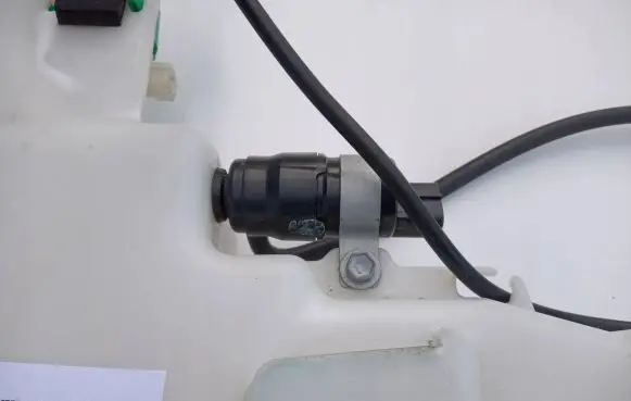 Infiniti QX80 Windscreen/windshield washer pump