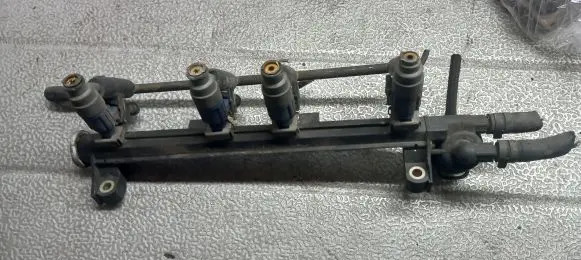 Volkswagen Golf IV Fuel injector supply line/pipe 