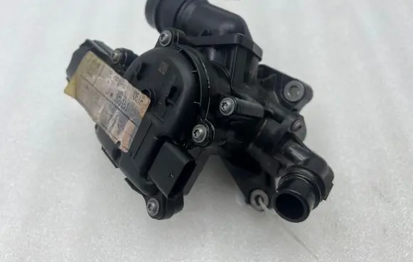 Hyundai Tucson IV NX4 Thermostat/thermostat housing 256002M810