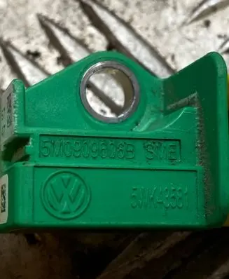 Volkswagen Golf Plus Airbag deployment crash/impact sensor 5M0909606B 5WK43581 5M0909606