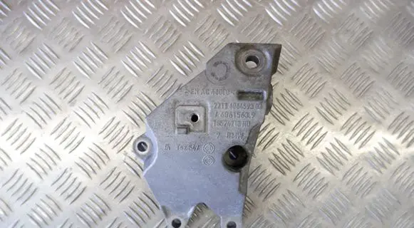 BMW 5 G30 G31 Engine mounting bracket 6861563