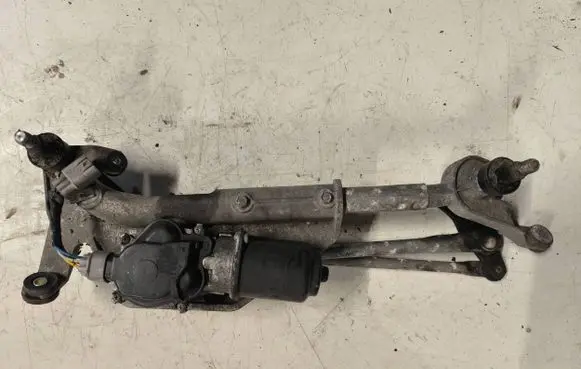 Honda CR-V Front wiper linkage and motor