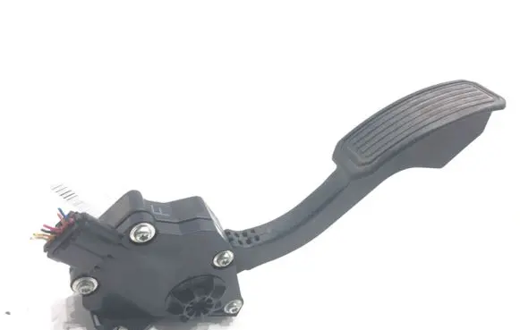 Accelerator throttle pedal