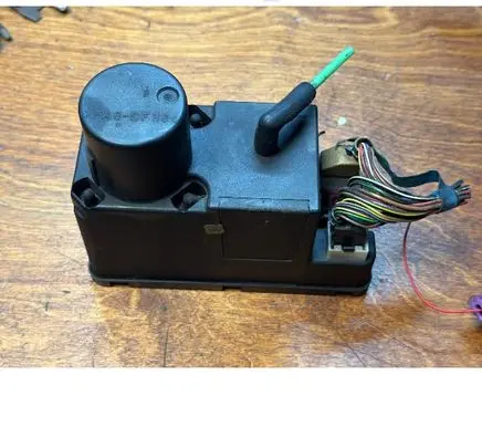 Audi A6 S6 C5 4B Central locking vacuum pump 8TZ00652206 4A0862257J