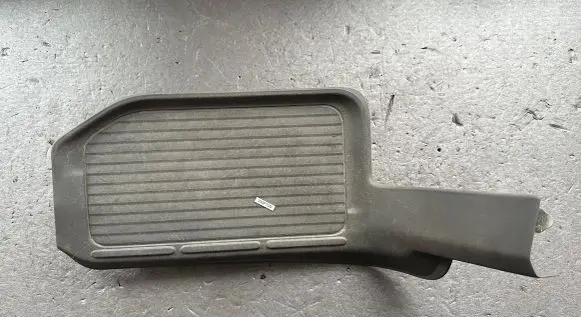 Mitsubishi Pajero Rear sill trim cover MR605247 MR402153