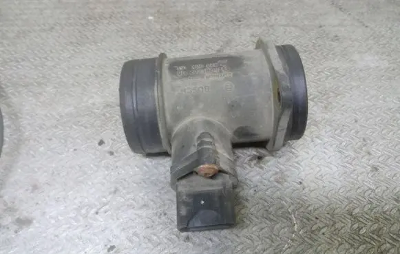 Volkswagen PASSAT B5 Mass air flow meter 028906461 0281002216