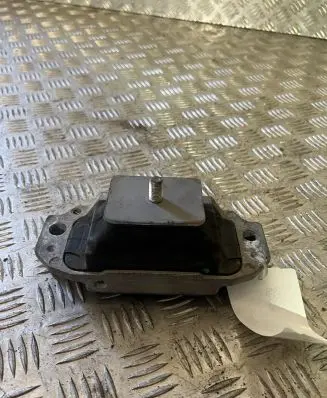 Mitsubishi Outlander Engine mount bracket