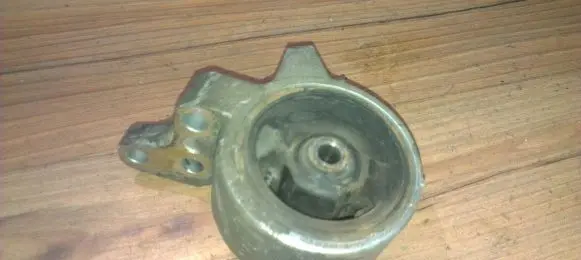 Nissan Almera Engine mount bracket