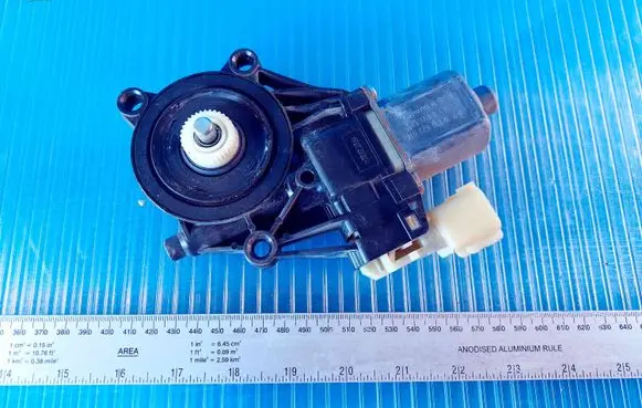 Ford Fiesta Front door window regulator motor 8A6114A389B C7Y2A FC8147