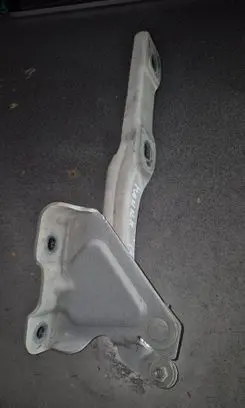 Engine bonnet/hood hinges