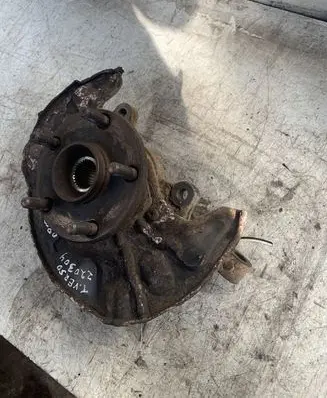 Toyota Corolla Verso AR10 Front wheel hub