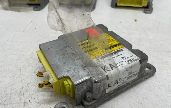 Toyota Avensis T270 Airbag control unit/module 8917005250