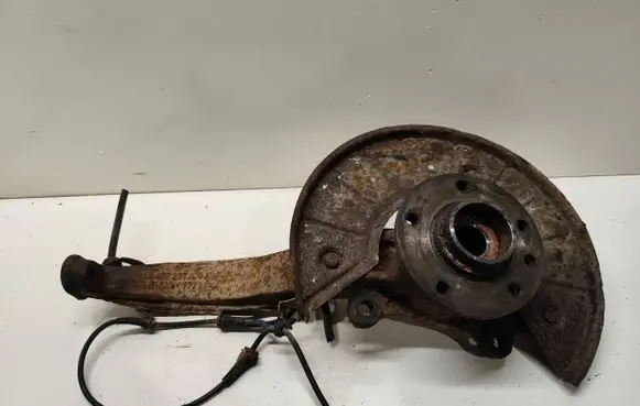 Volkswagen Touareg I Front wheel hub spindle knuckle 7L6407257A